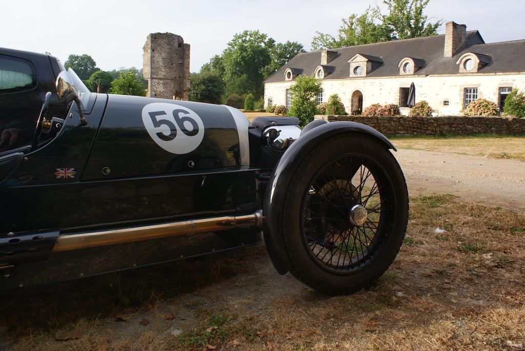 Chateau De La Chasse-Guerre Bed & Breakfast Hardanges Bagian luar foto
