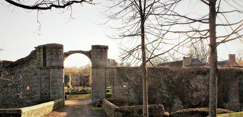 Chateau De La Chasse-Guerre Bed & Breakfast Hardanges Bagian luar foto